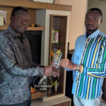 Mai-Ndombe News Awards 2025 : Jean-Oscar Botoko reconnaissant après avoir reçu son trophée