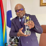FLASH : Gagnant de la catégorie de « Meilleure Personnalité Publique » aux Mai-Ndombe News Awards 2025, le ministre national honoraire , Didier M&rsquo;Pambia Musanga, a reçu son trophée ce lundi à Kinshasa