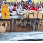 Bolobo : la Fondation ETIBAKO remet des matériels didactiques et des tôles à quelques écoles