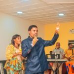 Inongo : l’artiste Israël Bongo réussit le pari de sa première soirée acoustique “La Carte n°03” devant une salle archicomble